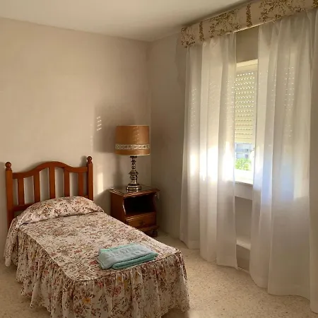 Apartamento De Tres Dormitorios Para Hasta Cuatro Personas En Plaza Del Caballo Con Magnifica Ubicacion A 200 Metros De La Feria Con Plaza De Aparcamiento Privado