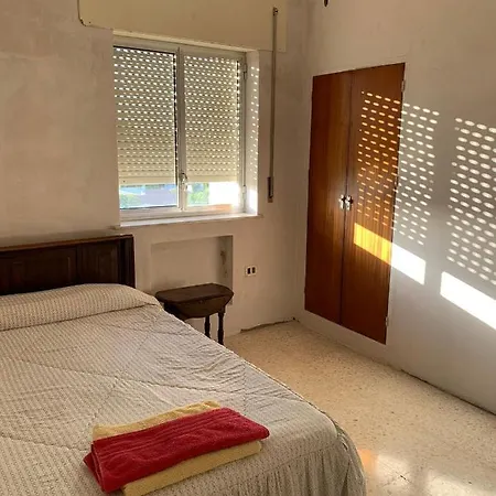 Apartamento De Tres Dormitorios Para Hasta Cuatro Personas En Plaza Del Caballo Con Magnifica Ubicacion A 200 Metros De La Feria Con Plaza De Aparcamiento Privado * Jerez de la Frontera