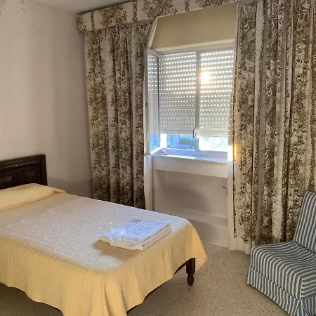 Apartamento De Tres Dormitorios Para Hasta Cuatro Personas En Plaza Del Caballo Con Magnifica Ubicacion A 200 Metros De La Feria Con Plaza De Aparcamiento Privado Jerez de la Frontera