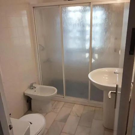 Apartamento De Tres Dormitorios Para Hasta Cuatro Personas En Plaza Del Caballo Con Magnifica Ubicacion A 200 Metros De La Feria Con Plaza De Aparcamiento Privado *