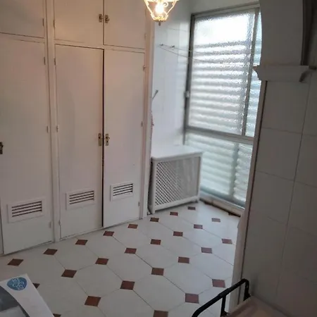 Apartamento De Tres Dormitorios Para Hasta Cuatro Personas En Plaza Del Caballo Con Magnifica Ubicacion A 200 Metros De La Feria Con Plaza De Aparcamiento Privado *